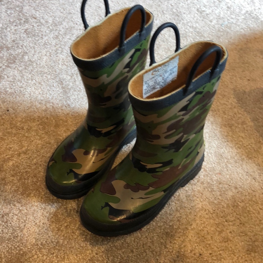 Kids  size 10 (age(4-6) rain boots